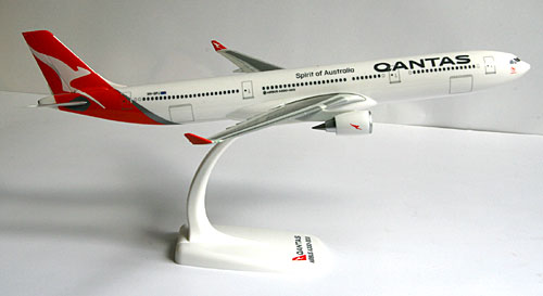Airplane Models: Qantas - Airbus A330-300 - 1/200