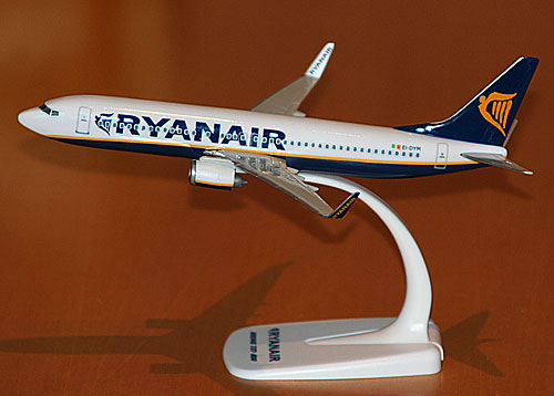 RYANAIR Boeing 737-800 Snap Fit Aircraft Model 1/200 Scale BNIB FREE POST UK 